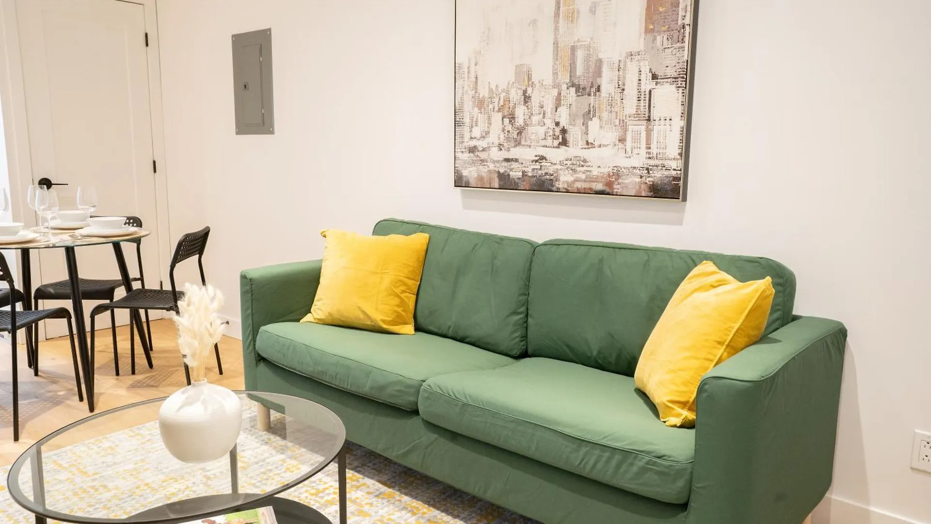 Апартаменты Beautifully Renovated 3Br Downtown 2Min To Metro Монреаль