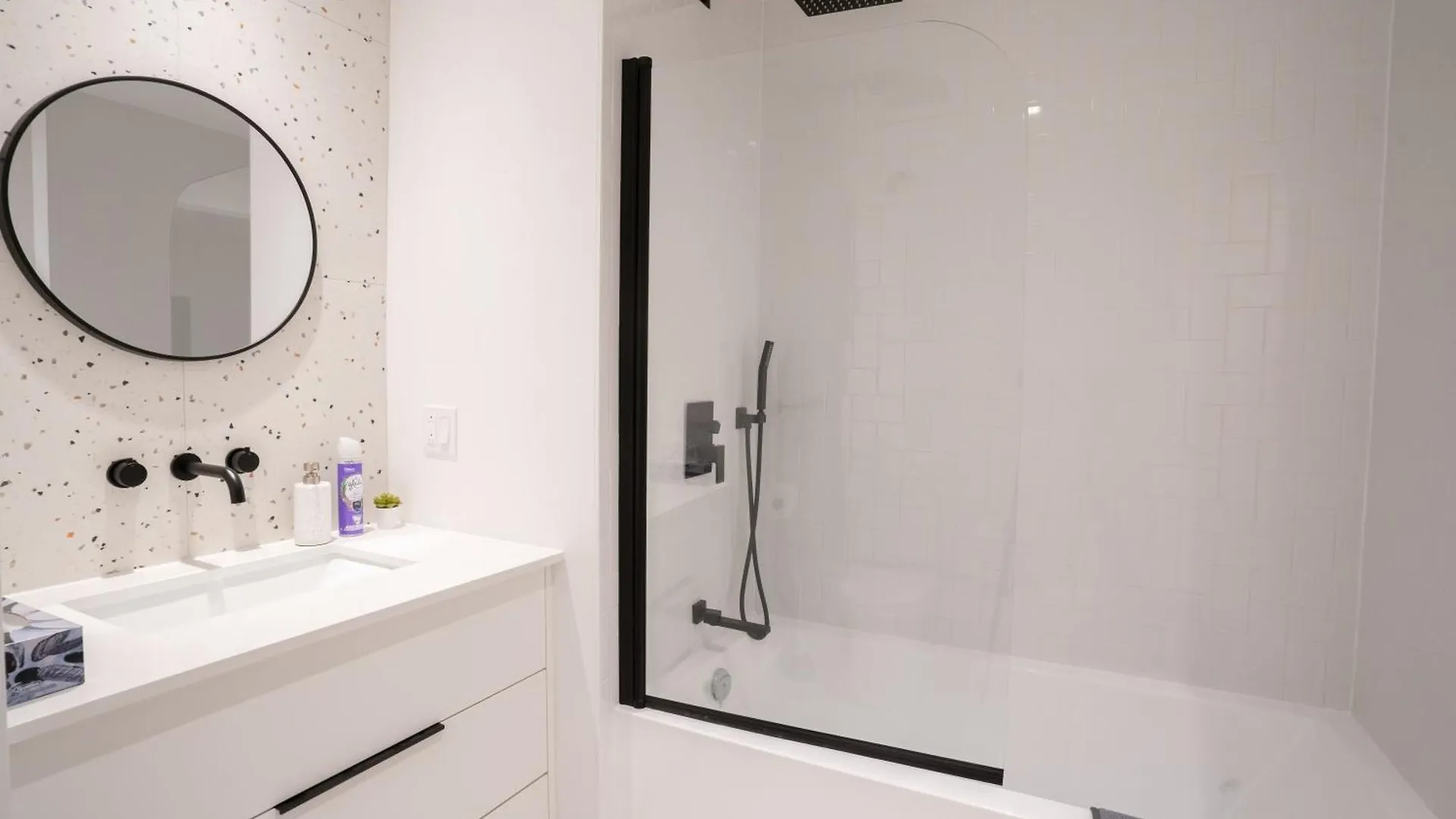 Апартаменты Beautifully Renovated 3Br Downtown 2Min To Metro Монреаль