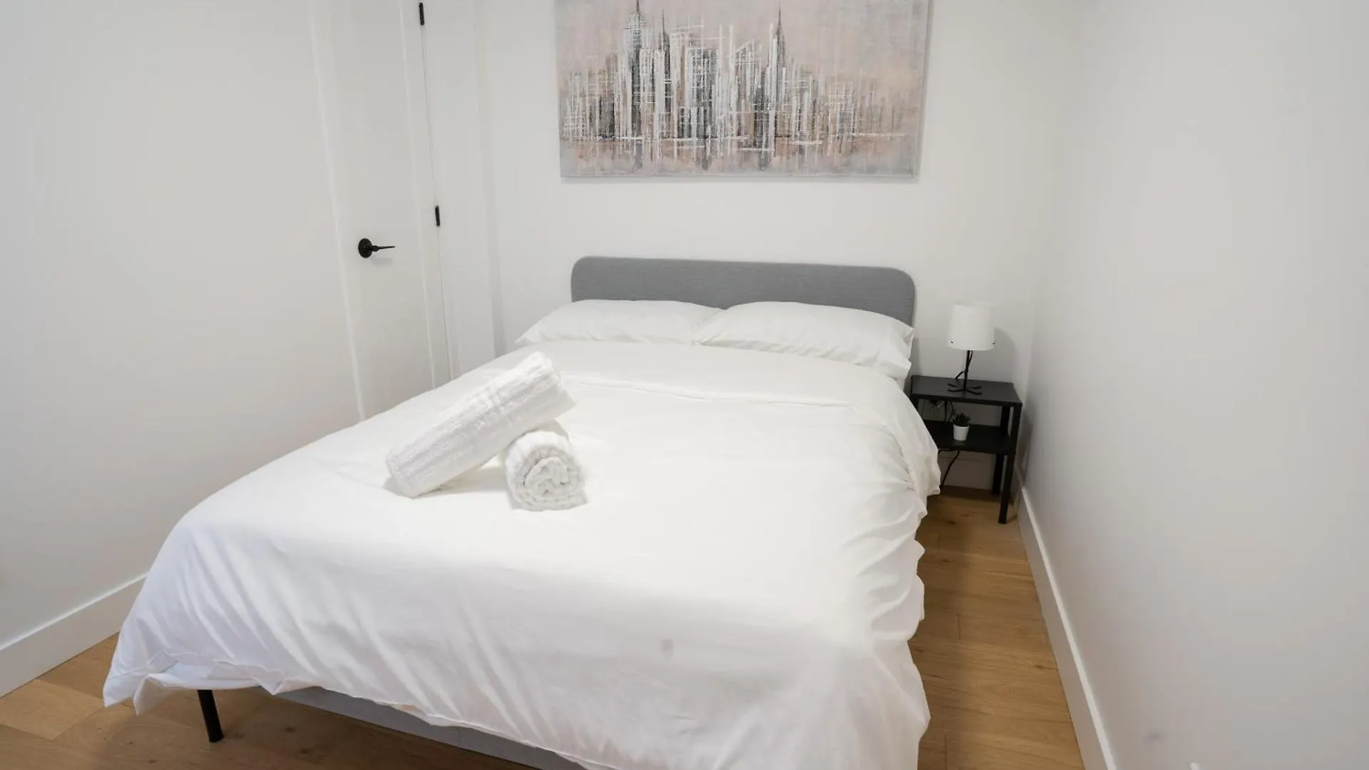 Апартаменты Beautifully Renovated 3Br Downtown 2Min To Metro Монреаль