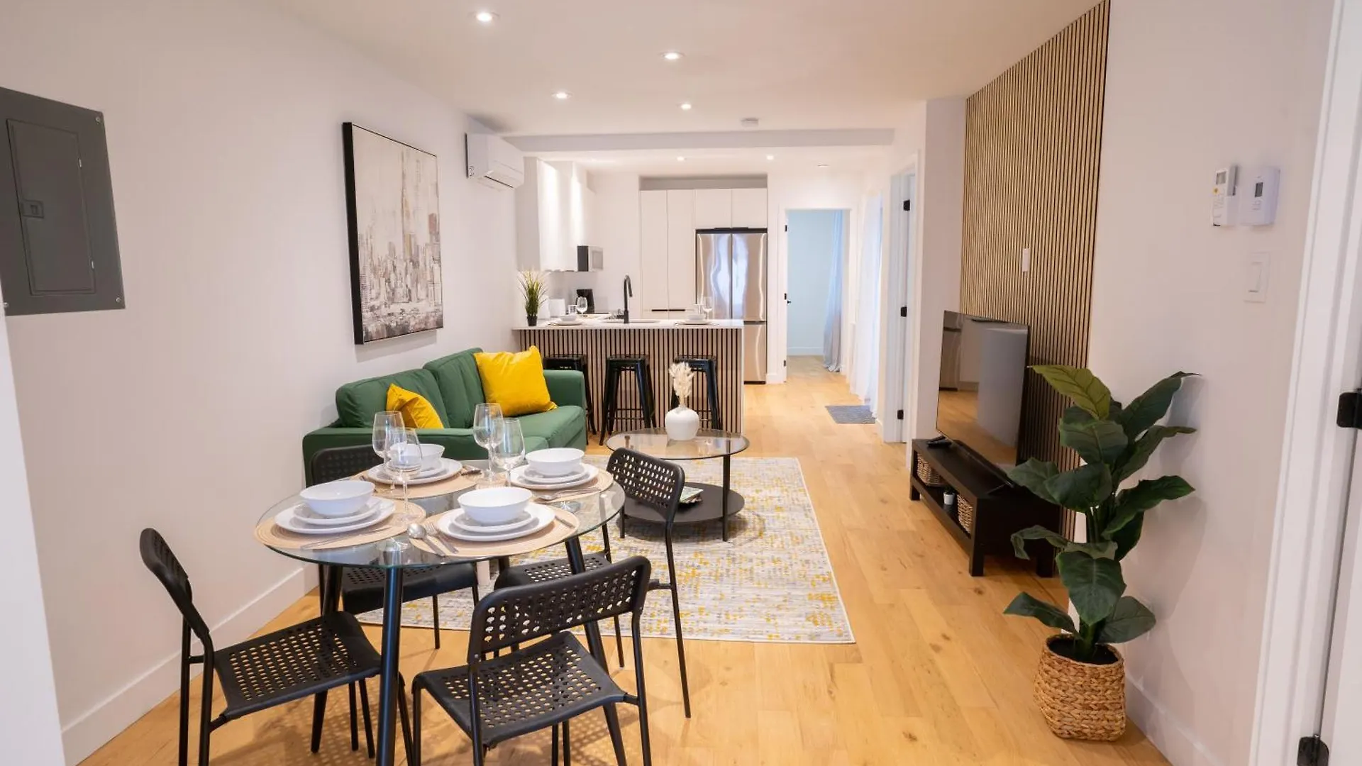 Апартаменты Beautifully Renovated 3Br Downtown 2Min To Metro Монреаль