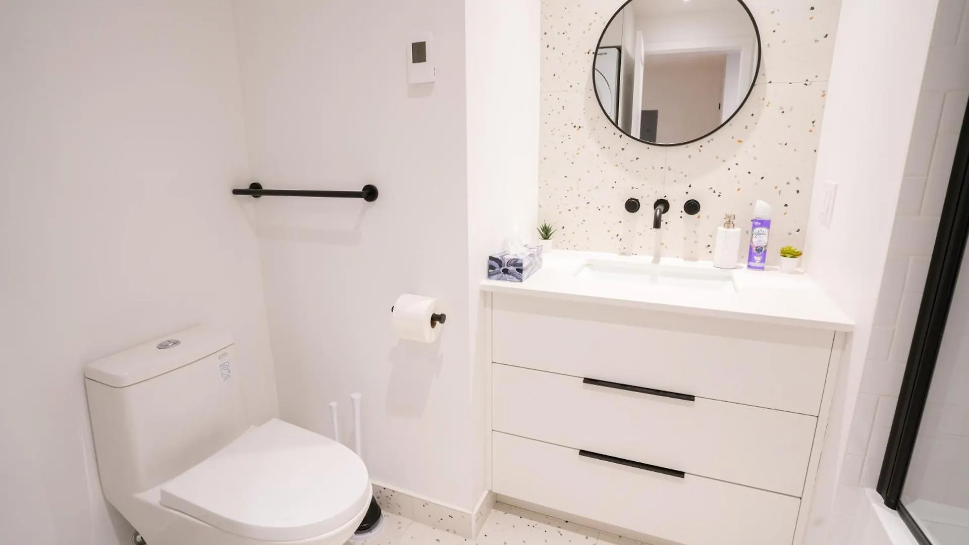 Апартаменты Beautifully Renovated 3Br Downtown 2Min To Metro Монреаль 0*,  Канада