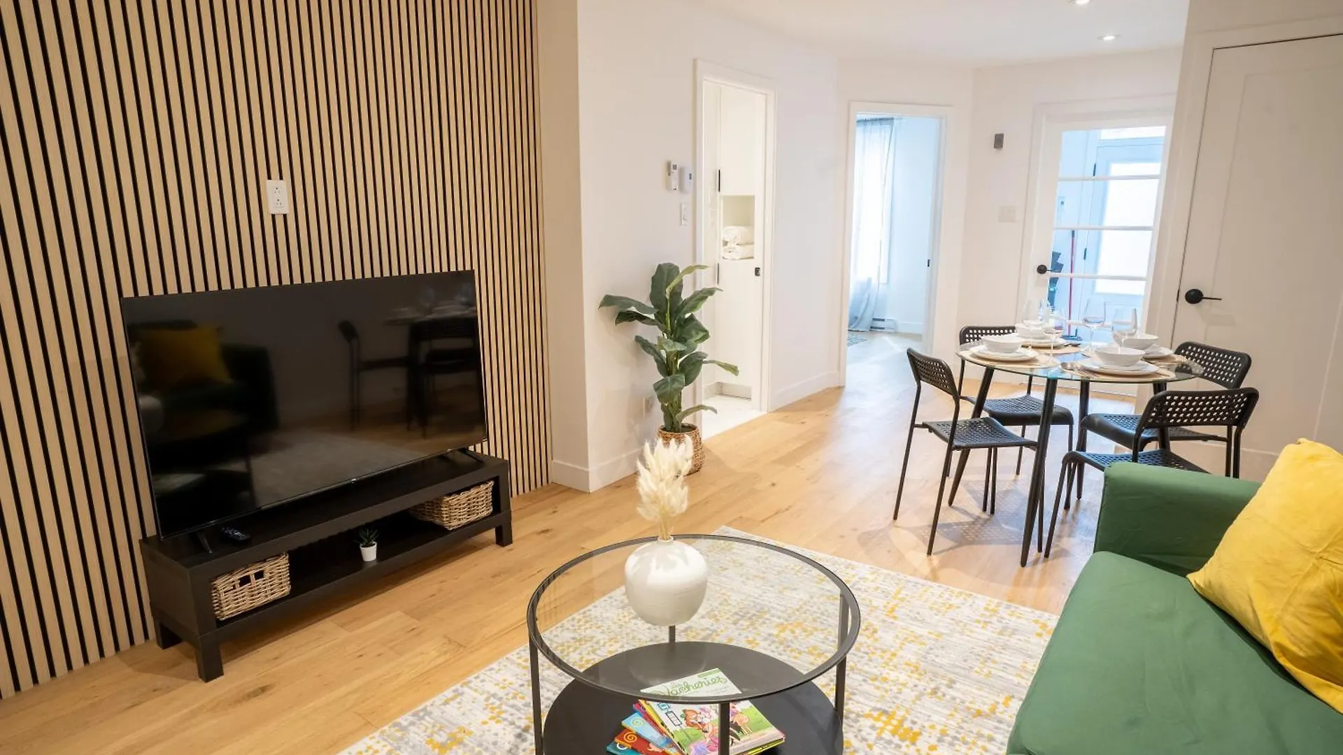 Апартаменты Beautifully Renovated 3Br Downtown 2Min To Metro Монреаль Канада