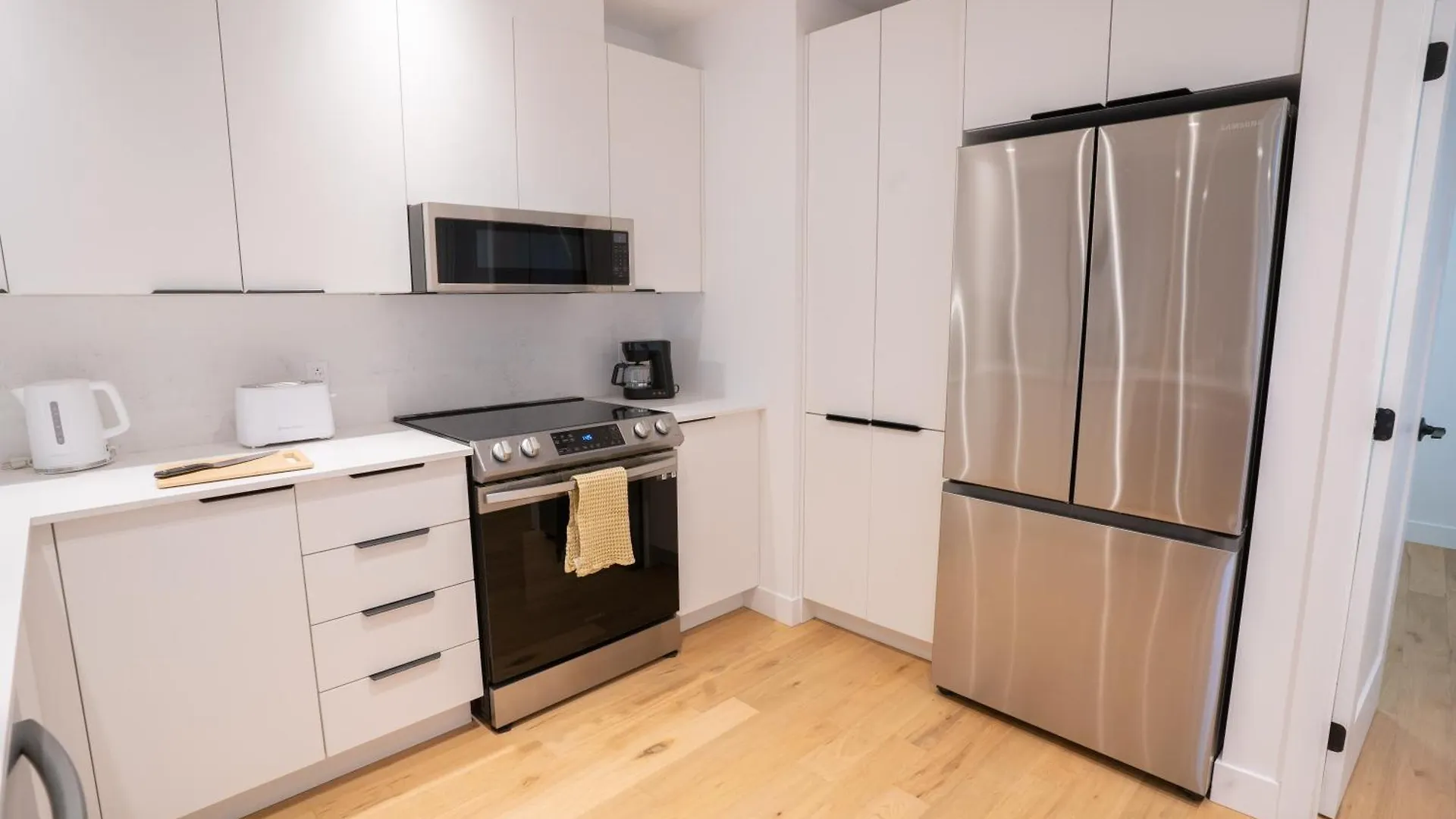 Апартаменты Beautifully Renovated 3Br Downtown 2Min To Metro Монреаль